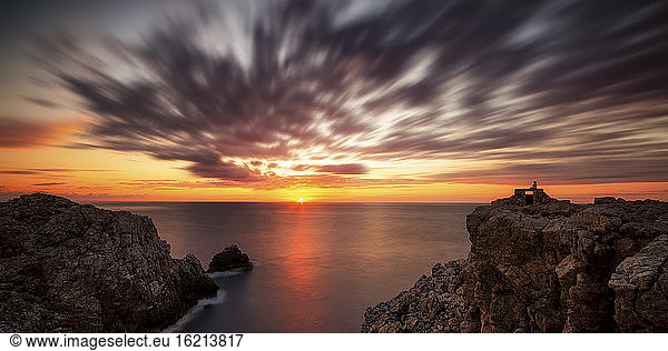 Spanien  Menorca  Blick auf Punta Nati bei Sonnenuntergang