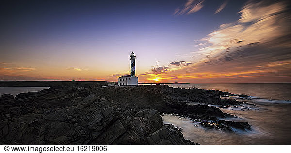 Spanien  Menorca  Favaritx  Blick auf den Leuchtturm bei Sonnenuntergang