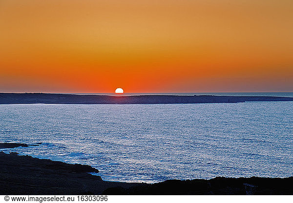Spanien  Menorca  Sonnenuntergang über dem Mittelmeer