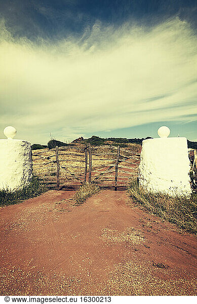 Spanien  Menorca  Tor und Einfahrt zu einem Anwesen