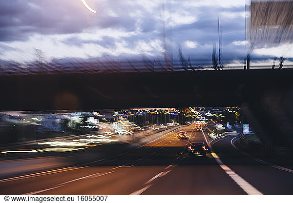 Spanien  Provinz Barcelona  Barcelona  Verkehr auf der Stadtautobahn in der Abenddämmerung