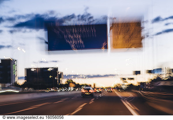 Spanien  Provinz Barcelona  Barcelona  Verkehr auf der Stadtautobahn in der Abenddämmerung