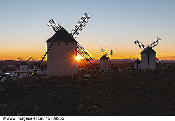 Spanien  Provinz Ciudad Real  Campo de Criptana  Alte Windmühlen bei Sonnenuntergang