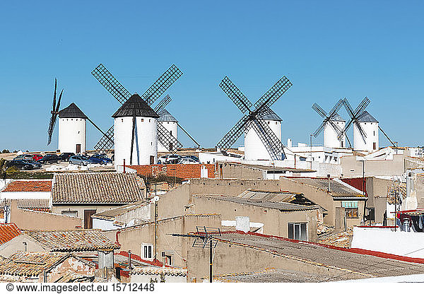 Spanien  Provinz Ciudad Real  Campo de Criptana  Windmühlen am Rande einer Landstadt