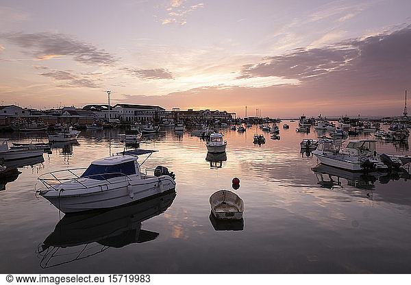 Spanien  Provinz Huelva  Isla Cristina  Boote liegen in der Abenddämmerung im Hafen