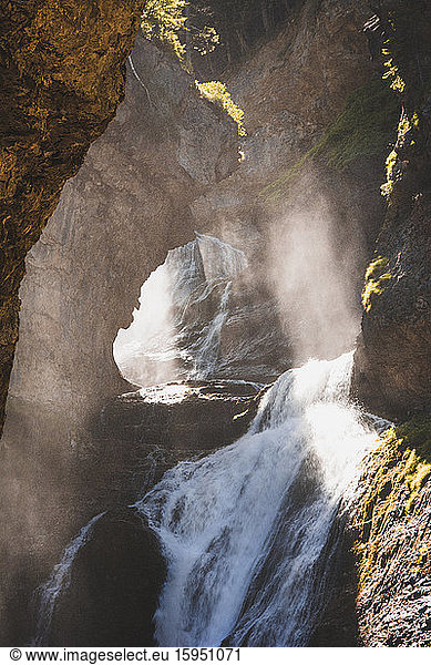 Spanien  Provinz Huesca  Höhle über plätscherndem Wasserfall