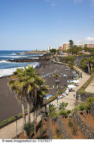 Spanien  Provinz Santa Cruz de Tenerife  Puerto de la Cruz  Schwarzer Stadtstrand im Sommer