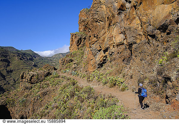 Spanien  Provinz Santa Cruz de Tenerife  San Sebastian de La Gomera  Rückansicht einer Wanderung für ältere Rucksacktouristen im Alto de Tacalcuse