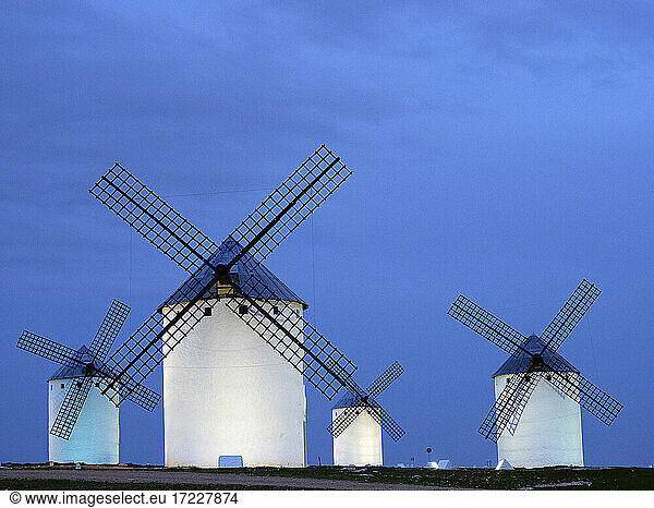 Spanien  Provinz Toledo  Campo de Criptana  Historische Windmühlen in der Abenddämmerung