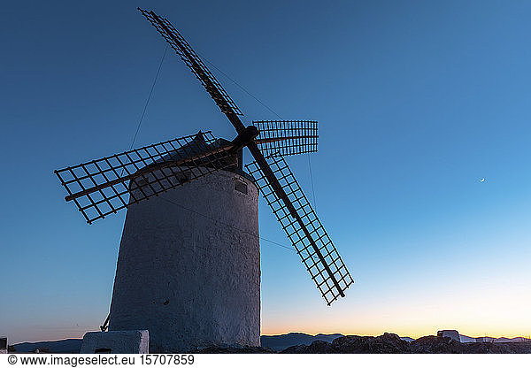 Spanien  Provinz Toledo  Consuegra  Alte Windmühle in der Abenddämmerung gegen den Himmel stehend