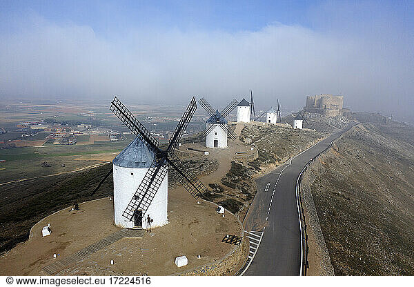 Spanien  Provinz Toledo  Consuegra  Luftaufnahme einer Landstraße  die an historischen Windmühlen vorbeiführt