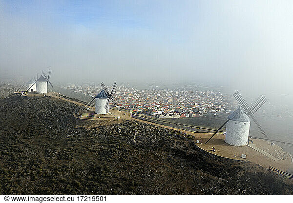 Spanien  Provinz Toledo  Consuegra  Luftaufnahme von historischen Windmühlen mit Stadt im Hintergrund