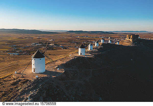 Spanien  Provinz Toledo  Consuegra  Reihe alter Windmühlen auf dem Gipfel eines braunen Hügels