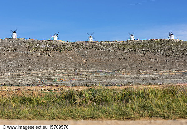 Spanien  Provinz Toledo  Consuegra  Reihe alter Windmühlen auf der Spitze eines Hügels