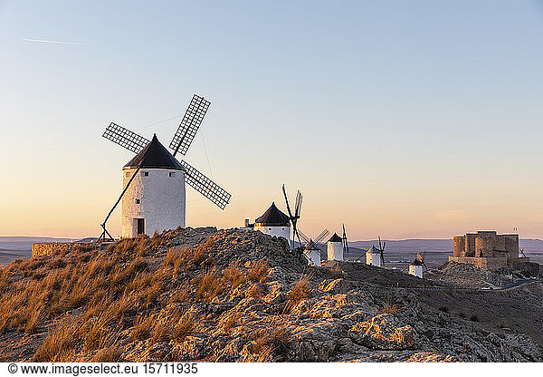 Spanien  Provinz Toledo  Consuegra  Reihe alter Windmühlen auf der Spitze eines Hügels