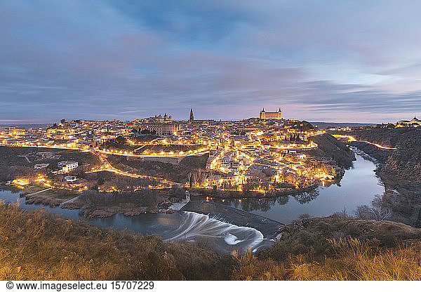 Spanien  Provinz Toledo  Toledo  Tejo und beleuchtete Stadt im Morgengrauen