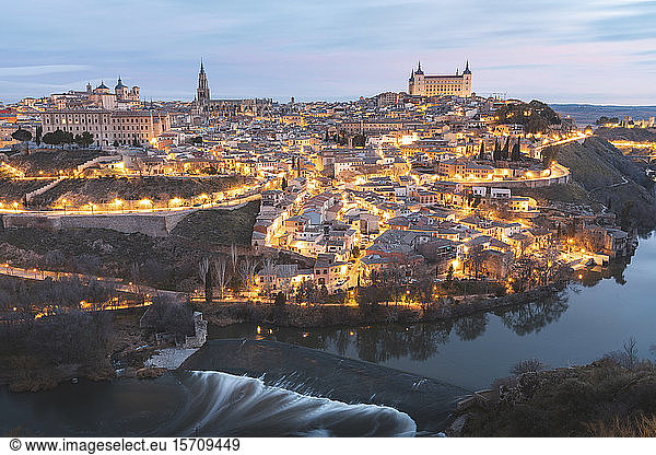 Spanien  Provinz Toledo  Toledo  Tejo und beleuchtete Stadt im Morgengrauen