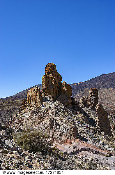 Spanien  Santa Cruz de Tenerife  Klarer blauer Himmel über der Roques de Garcia-Formation im Teide-Nationalpark