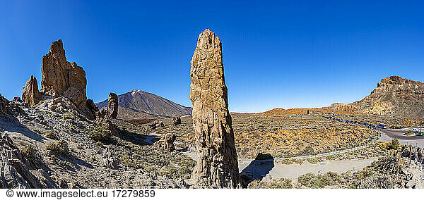 Spanien  Santa Cruz de Tenerife  Roques de Garcia-Formation im Teide-Nationalpark mit dem Berg Teide im Hintergrund