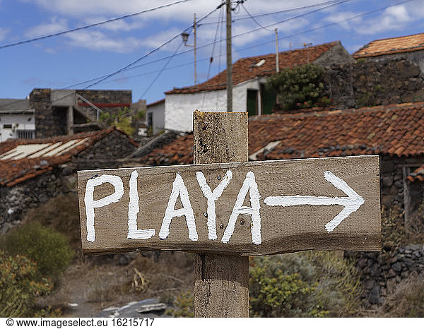 Spanien  Schild Playa im Dorf Guillama auf La Gomera