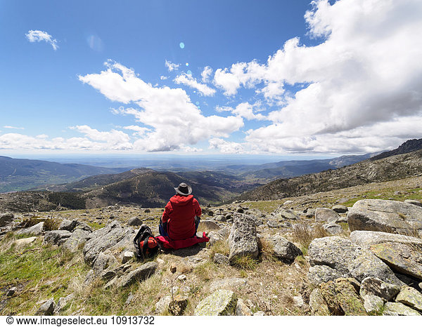 Spanien Sierra de Gredos Wanderer sitzend in der Bergwelt