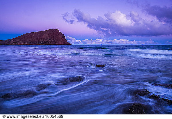 Spanien  Teneriffa  Küstenlinie der Insel Teneriffa bei stimmungsvoller lila Abenddämmerung