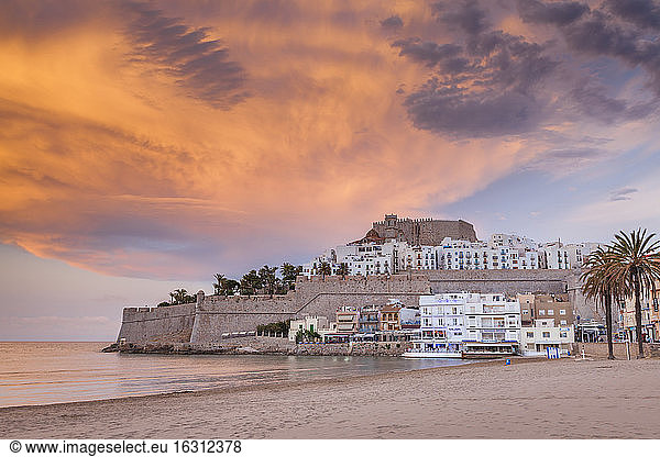 Spanien  Valencianische Gemeinschaft  Peniscola  Historische Stadt an der Küste in der Abenddämmerung