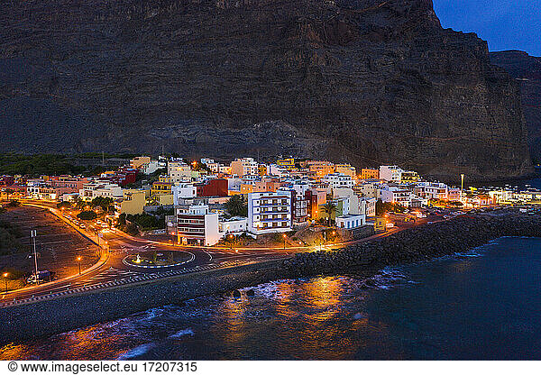 Spanien  Valle Gran Rey  Drohnenansicht der Stadt am Rande der Insel La Gomera in der Abenddämmerung