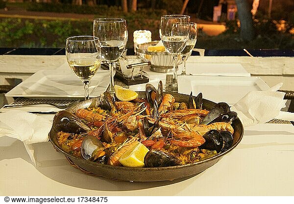 Spanisches Gericht Paella mit Garnelen  Mallorca  Spanien  Europa