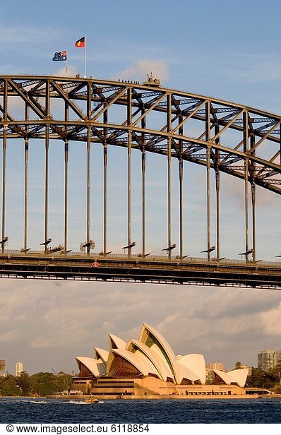 spannen Hafen fliegen fliegt fliegend Flug Flüge Wohnhaus Brücke hoch oben Fahne australisch Oper Sydney