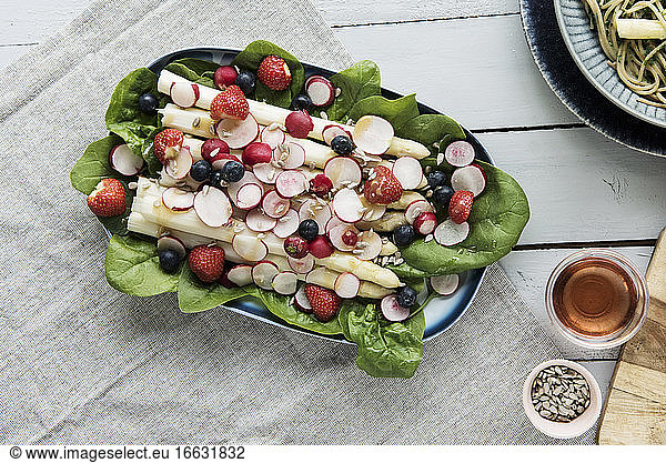 Spargelsalat mit Radieschen  Beeren und Spinat
