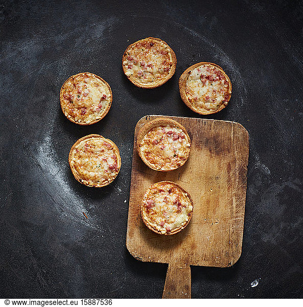 Spatel und Mini-Pizzas mit Käse  Tomaten und Schinken