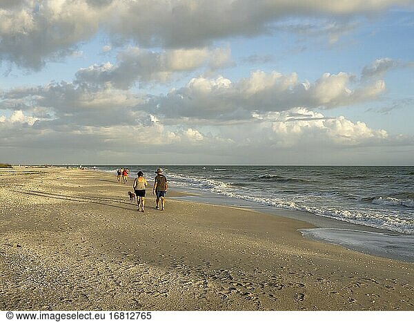 Spaziergänger am Strand des Golfs von Mexiko auf der Insel Sanibel in Florida in den Vereinigten Staaten.