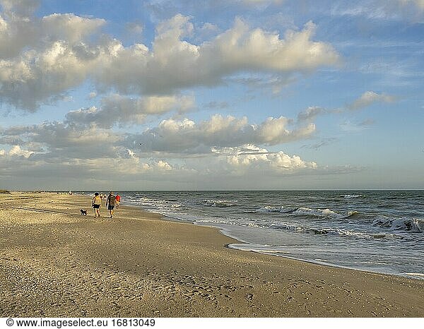 Spaziergänger am Strand des Golfs von Mexiko auf der Insel Sanibel in Florida in den Vereinigten Staaten.