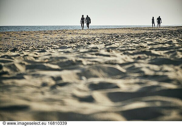 Spaziergänger am Strand von Lepe  in der Flecha del Rompido  Huelva  Andalusien  Spanien  Europa.