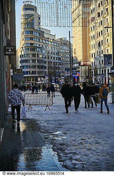 Spaziergänger auf der verschneiten Gran Via am 11. Januar 2021 in Madrid  Spanien. Der Sturm Filomena brachte mehr als 50 cm Schnee in die spanische Hauptstadt  so viel wie seit Jahrzehnten nicht mehr.
