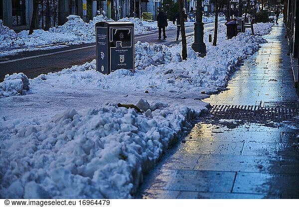 Spaziergänger auf der verschneiten Mayor Street am 11. Januar 2021 in Madrid  Spanien. Der Sturm Filomena brachte mehr als 50 cm Schnee in die spanische Hauptstadt  so viel wie seit Jahrzehnten nicht mehr.