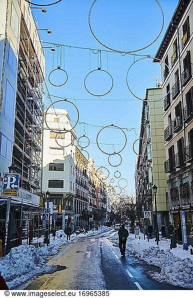 Spaziergänger auf der verschneiten Mayor Street am 11. Januar 2021 in Madrid  Spanien. Der Sturm Filomena brachte mehr als 50 cm Schnee in die spanische Hauptstadt  so viel wie seit Jahrzehnten nicht mehr.