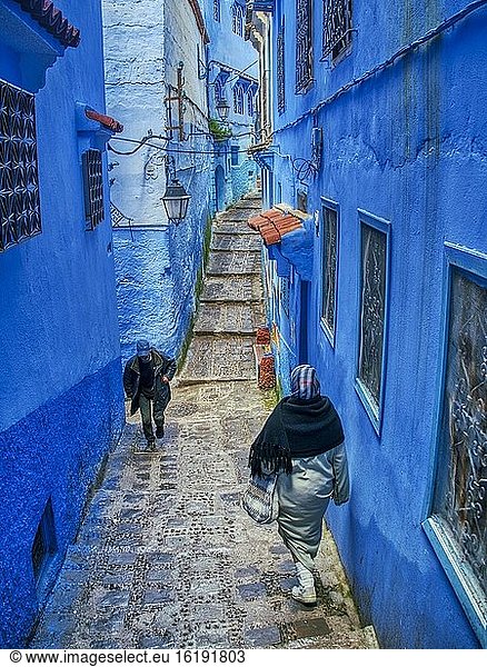 Spaziergänger in einer engen Straße in der Blauen Medina  Chefchaouen  Marokko.