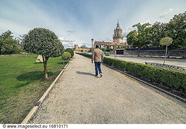 Spaziergang durch El Burgo de Osma mit der Kathedrale im Hintergrund. Soria. Spanien. Europa.