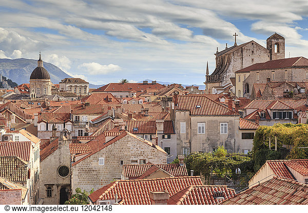 Spektakulärer Blick auf die Altstadt mit ungewöhnlichen Wolken  von den Stadtmauern  Dubrovnik  UNESCO-Weltkulturerbe  Dalmatien  Kroatien  Europa
