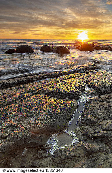 Spektakulärer Sonnenaufgang bei den Moeraki Boulders  Moeraki Beach  Otago  Südinsel  Neuseeland  Pazifik