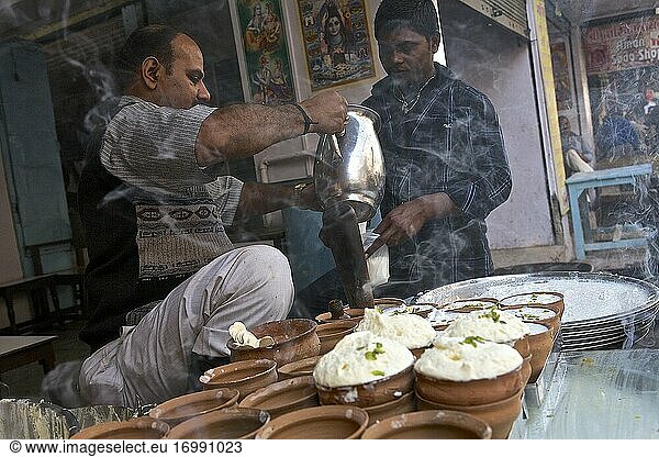 Spezialität Indiens  der Lassi-Shop  eine Art indischer Joghurt. Sehr gute Adresse in B?nares  UP  Indien.