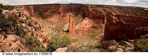 Spider Rock übersehen in Canyon de Chelley  Chinle  Arizona  USA von 1.000-Fuß Felswänden umgeben. Die Lage ist nach einem Navajo diety  Spider Woman (symbolisiert durch die taller Spire) benannt  sprechen Rock  die kürzere Spire serviert wird.