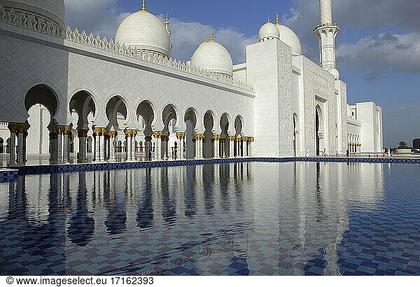 Spiegelung der Großen Sheikh-Zayed-Moschee  Abu Dhabi  Vereinigte Arabische Emirate.
