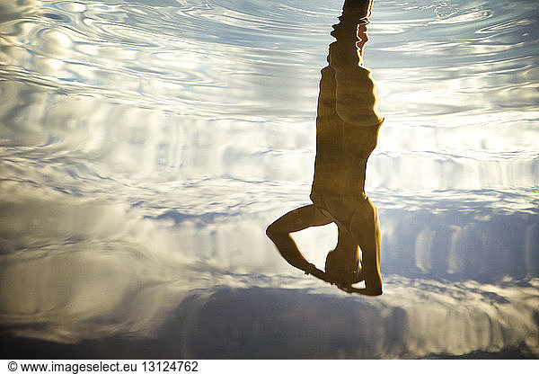 Spiegelung eines Schwimmers im gekräuselten See