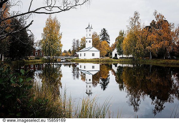 Spiegelung eines traditionellen schwedischen Gebäudes in einem See in Schweden