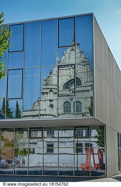 Spiegelung  Griechisch-Orthodoxe Kirche  Jesuitenstraße  Altstadt  Aachen  Nordrhein-Westfalen  Deutschland  Europa