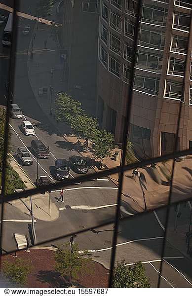 Spiegelung von Straßen auf Glas  Purchase Street und Congress Street  Boston  Massachusetts  USA