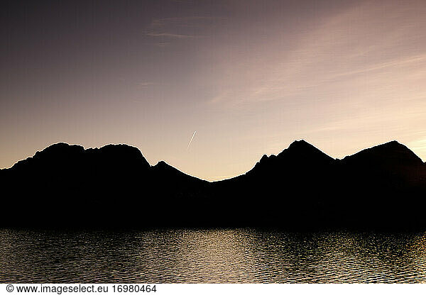 Spiegelungen im Brazato-See im Tena-Tal  Gebiet Panticosa  Pyrenäen  Provinz Huesca  Aragonien in Spanien.